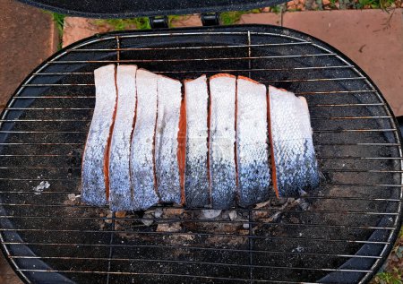 Téléchargez les photos : Poisson frais coupé sur le gril pour barbecue sur chalet de campagne, steak. Photo de haute qualité - en image libre de droit