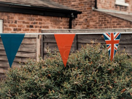 Téléchargez les photos : Drapeaux de Grande-Bretagne agitant le vent dans le jardin de la maison anglaise, célébration du couronnement . - en image libre de droit