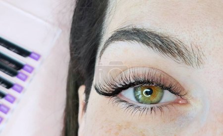 Foto de Primer plano del ojo con extensiones de pestañas, tratamiento de salón de belleza. Foto de alta calidad - Imagen libre de derechos