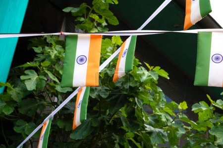 Téléchargez les photos : Petits drapeaux de l'Inde, guirlande dans la cour pour les vacances. - en image libre de droit
