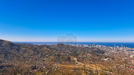 vista panorámica desde la montaña hasta la ciudad de Batumi, Georgia