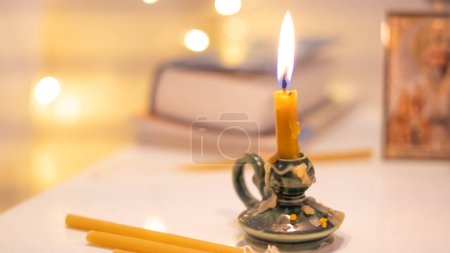 Kirche Kerze Nahaufnahme Bokeh, Gebet und Fastenzeit Konzept. Hochwertiges Foto