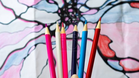 Neurographische Kunsttherapie zeichnet komplexe Muster und fördert Achtsamkeit und Kreativität