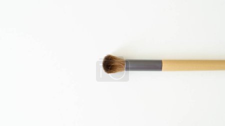 Bio-Schminkpinsel aus Holz auf weißem Hintergrund. Umweltfreundliche, nachhaltige Beauty-Tools.