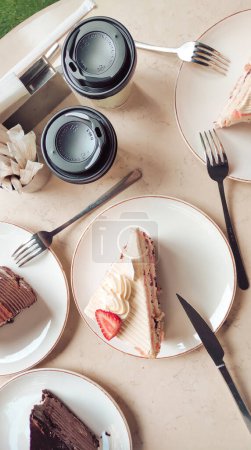 Délicieux gâteaux à la crème sur une table de café, parfait pour un petit déjeuner matinal dans un cadre confortable. Photo de haute qualité