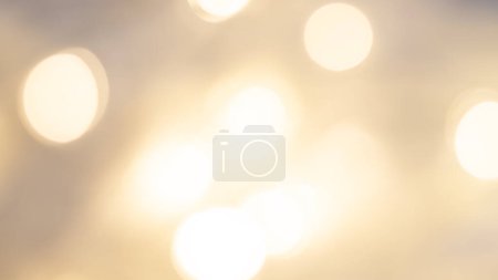Goldener Bokeh-Hintergrund mit weichen, schimmernden Lichtern schafft ein warmes, verträumtes und elegantes Ambiente
