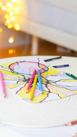 Buntstifte für neurographisches Zeichnen auf weißem Hintergrund, die in der psychologischen Kunsttherapie verwendet werden..