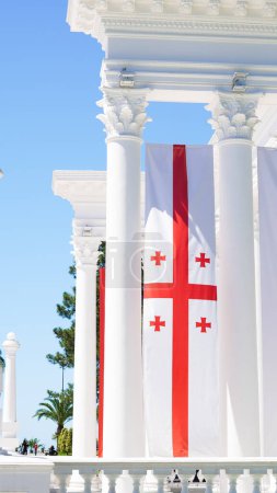 Le drapeau de la Géorgie flotte fièrement dans le parc, symbolisant l'unité et le patrimoine