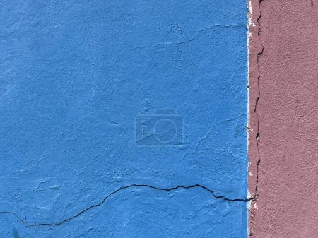 Foto de Pared de estuco multicolor azul y malva con grietas en México - Textura Fondo. - Imagen libre de derechos