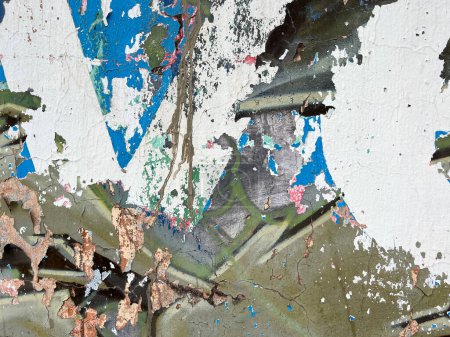 Téléchargez les photos : Grungy, couches de papier peeling en détresse sur un mur au Mexique - en image libre de droit