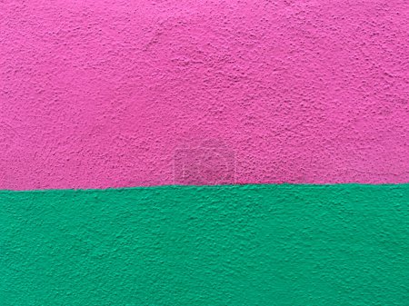 Foto de Fondo de textura de pared en blanco pintado de rosa y verde brillante en Oaxaca, México. - Imagen libre de derechos