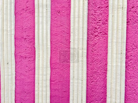 Foto de Fondo de detalle de textura de pared de rayas rosa y blanca en Oaxaca, México. - Imagen libre de derechos