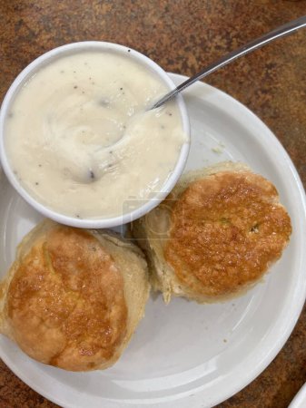 Téléchargez les photos : Petit déjeuner américain - Biscuits et assiette de sauce - en image libre de droit