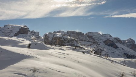 Téléchargez les photos : Pistes de ski de Madonna di Campiglio. Station de ski alpin du Trentin Haut Adige dans le parc Dolomiti di Brenta. Italie - en image libre de droit