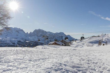 Téléchargez les photos : Pistes de ski, skieurs et téléphériques par une journée ensoleillée dans les Dolomites, Brenta. Madonna di Campliglio, le sommet du téléphérique de Pradalago. Italie - en image libre de droit