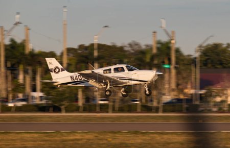 Foto de FORT MYERS, FLORIDA, EE.UU. - 15 FEB 2024. 2022 PIPER ARCHER III, PA-28-181 despega del aeropuerto Page Field en Fort Myers en la costa del Golfo. Florida, Estados Unidos - Imagen libre de derechos
