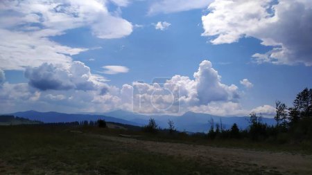 Téléchargez les photos : Montagnes ukrainiennes vertes. L'heure d'été. Belle vue sur les plus grands sommets. - en image libre de droit