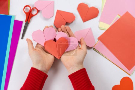 Foto de Hacer corazones de origami para el Día de San Valentín. Artesanía de papel con tus propias manos - Imagen libre de derechos