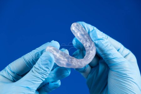 Foto de Protector bucal de plástico transparente dental, férula para el tratamiento de la disfunción de las articulaciones temporomandibulares, bruxismo, maloclusión, para relajar los músculos de la mandíbula - Imagen libre de derechos