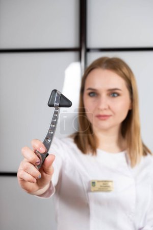 Téléchargez les photos : Portrait d'un neurologue avec un marteau neurologique à la main - en image libre de droit