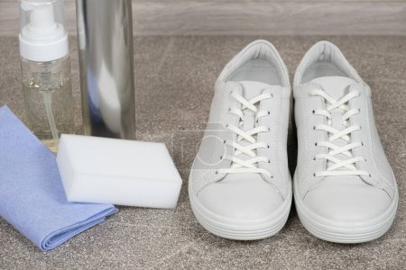Téléchargez les photos : Kit de nettoyage de chaussures en cuir blanc - spray hydrofuge, mousse, chiffon et éponge. - en image libre de droit
