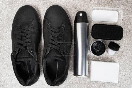 Téléchargez les photos : Set pour nettoyer les chaussures noires du nubuck - spray hydrofuge, peinture à la crème, éponges. - en image libre de droit