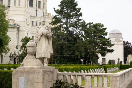 Téléchargez les photos : Cimetière central à Vienne, monuments aux soldats soviétiques de la Seconde Guerre mondiale. 4 juillet 2023, Autriche, Vienne. - en image libre de droit