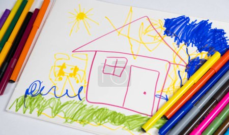 Foto de Dibujo con rotuladores de un niño de 6 años: una casa con nubes y sol - Imagen libre de derechos