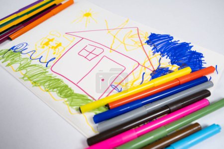 Foto de Dibujo con rotuladores de un niño de 6 años: una casa con nubes y sol - Imagen libre de derechos