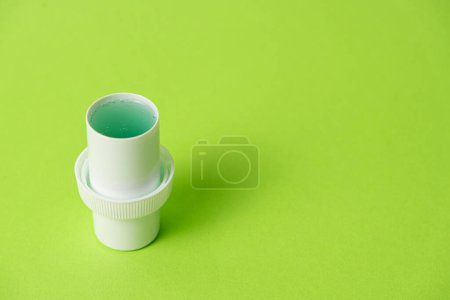 Natürliches flüssiges Waschmittel auf grünem Hintergrund, Kopierfläche für Text.