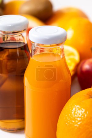 Foto de Primer plano del zumo de naranja y manzana en botellas de vidrio. - Imagen libre de derechos