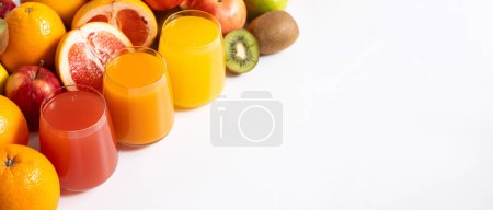 Foto de Diferentes zumos de frutas en vasos sobre fondo blanco, pancarta larga, espacio de copia para texto. - Imagen libre de derechos