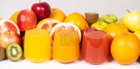 Foto de Diferentes zumos de frutas en vasos sobre fondo blanco, pancarta larga. - Imagen libre de derechos