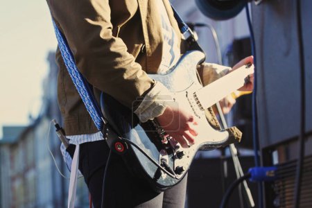 Foto de Guitarristas tocando en la guitarra eléctrica en el concierto en el escenario - Imagen libre de derechos