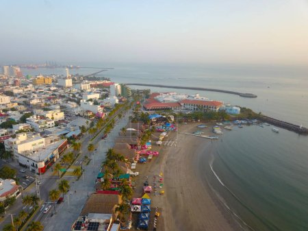 Téléchargez les photos : Vue par Drone de Veracruz Malecon - Superbes perspectives aériennes, Mexique - en image libre de droit
