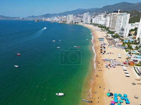 Foto de Vista aérea de los paraguas de la playa de Acapulco, hoteles y aguas azules - Horizontal Shot, México - Imagen libre de derechos