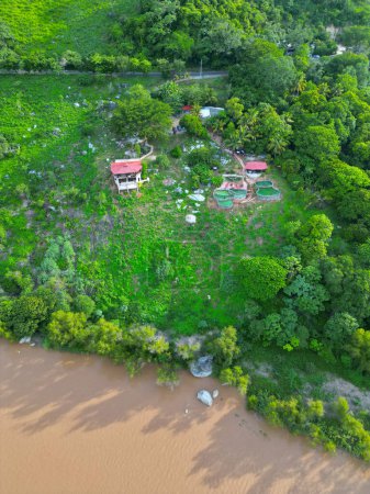 Téléchargez les photos : Retraite tranquille : Perspective verticale de drone de restaurant avec piscines dans la nature, Mexique - en image libre de droit