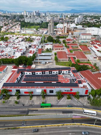 Téléchargez les photos : Guadalajara, Mexique - 8 octobre 2023 : Vue Aérienne Verticale du Motel CubosCapturé par Drone à Guadalajara, Mexique - en image libre de droit