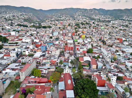 Vue aérienne horizontale montrant les paysages résidentiels et les quartiers colorés au sein de Chilpancingo