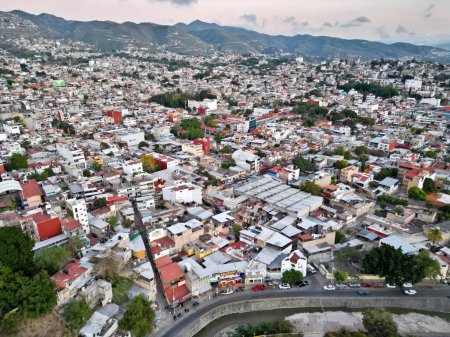 Vue aérienne horizontale capturée par un drone montrant les quartiers vibrants et variés de Chilpancingo