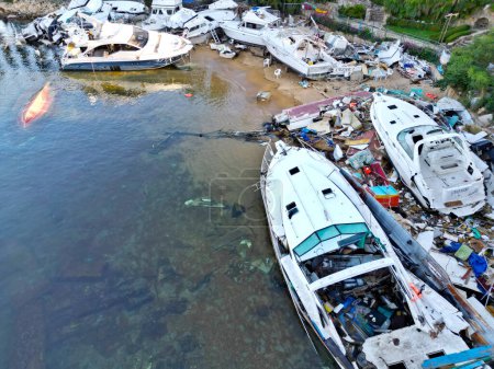 Drohnenaufnahme, die die umfangreichen Schäden im Yachtclub nach Hurrikan Otis zeigt und das Chaos und die Zerstörung verdeutlicht
