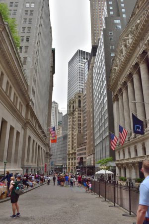 Téléchargez les photos : New York, États-Unis - 13 mai 2023 : Wall Street bourdonne d'activité, flanquée de bâtiments imposants qui captent l'énergie du quartier financier de New York. - en image libre de droit