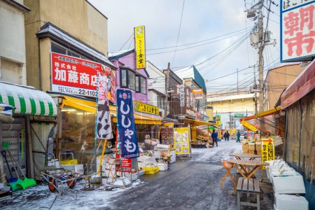 Foto de 21 DIC 2019 Hakodate, Japón - tiendas de mariscos japoneses en Hakodate Mercado de pescado Asaichi Hokkaido Japón en invierno - Imagen libre de derechos