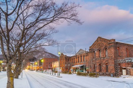 Foto de 21 DIC 2019 Hakodate, Japón - Paisaje urbano de los históricos almacenes de ladrillo rojo y el Monte Hakodate en Hakodate, Hokkaido Japón en invierno - Imagen libre de derechos