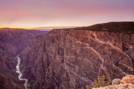 Téléchargez les photos : Canyon noir du parc national Gunnison paysages au lever du soleil aux États-Unis - en image libre de droit