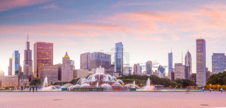 Téléchargez les photos : Panorama de Chicago avec gratte-ciel et fontaine Buckingham au coucher du soleil - en image libre de droit