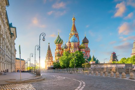 Foto de St. Catedral de Basilio en la Plaza Roja de Moscú Rusia al amanecer - Imagen libre de derechos
