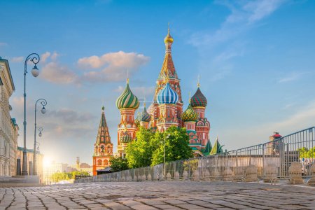Foto de St. Catedral de Basilio en la Plaza Roja de Moscú Rusia al amanecer - Imagen libre de derechos