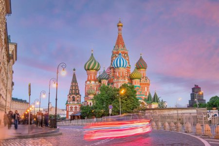 Foto de St. Catedral de Basilio en la Plaza Roja de Moscú Rusia al atardecer - Imagen libre de derechos