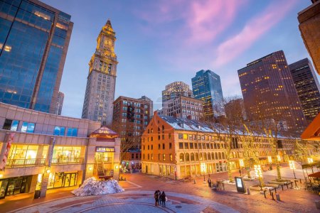 Foto de Céntrico paisaje urbano del viejo mercado en la zona histórica de Boston, Massachusetts, EE.UU. - Imagen libre de derechos